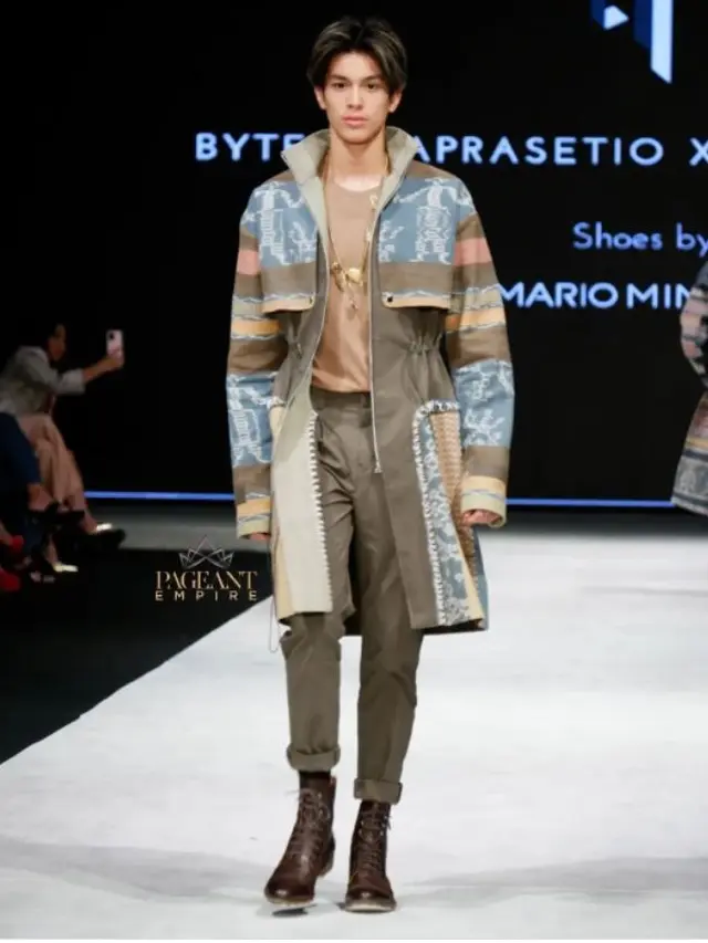 6 Potret Eddy Meijer Anak Maudy Koesnaedi Jadi Model Indonesia Fashion Week 2022