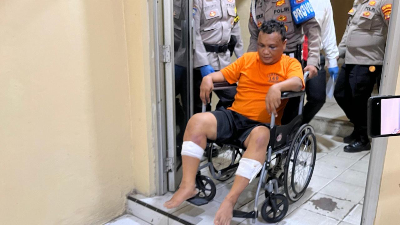 Kedua kaki tersangka IK (37) ditembak polisi karena berusaha melawan dan membahayakan petugas ketika proses penangkapan. Foto : (Istimewa).