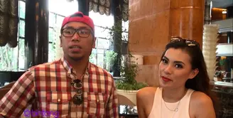 Menghadiri acara berdua, Sammy Simorangkir terlihat kompak dengan Viviane. Dipertanyakan tentang pernikahan, mereka masih menunggu yang terbaik nantinya.