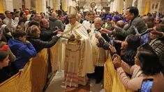 Patriark Latin Yerusalem, Pierbattista Pizzaballa memimpin Misa Malam Natal di Kompleks Gereja Kelahiran Yesus, Bethlehem, Tepi Barat, Minggu (25/12/2022). Setelah dua tahun tutup karena COVID-19, jemaat kembali menghadiri ibadah tersebut kendati jumlahnya tidak sebanyak sebelum pandemi. (Ahmad Gharabli/Pool Photo via AP)