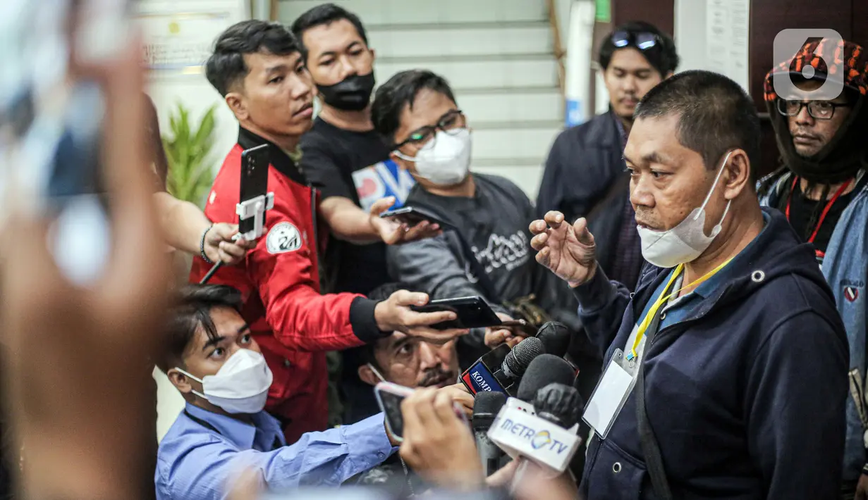 Salah seorang keluarga korban tragedi Kanjuruhan menyampaikan keterangan usai mendatangi Kantor Komisi Nasional Hak Asasi Manusia (Komnas HAM) di Jakarta, Kamis (17/11/2022). Pertemuan yang berlangsung secara tertutup tersebut hendak menyampaikan aspirasi terkait peristiwa pada 1 Oktober 2022 yang menewaskan 135 orang suporter sepak bola. (Liputan6.com/Faizal Fanani)