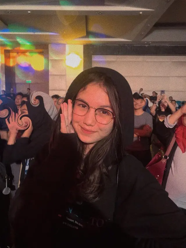 Baru 13 Tahun, Ini 7 Gaya Saskia Chadwick Pakai Kacamata Ini Curi Perhatian
