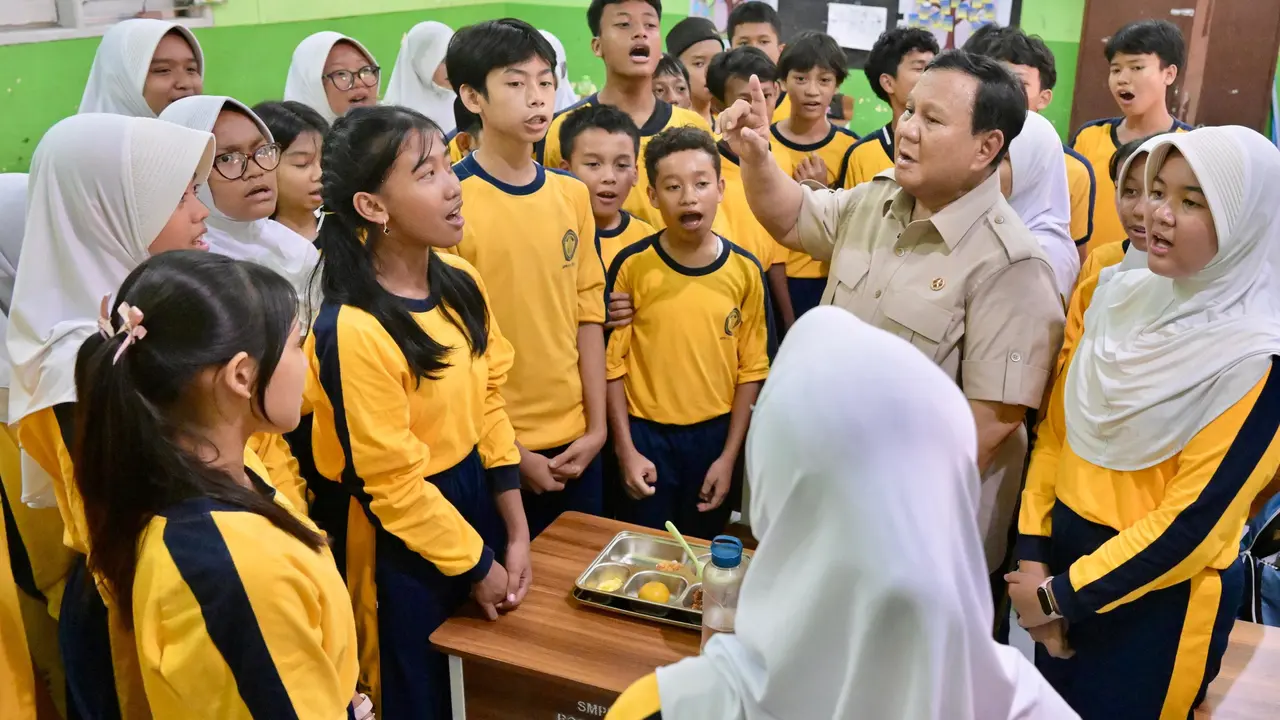 Presiden Prabowo Subianto meninjau pelaksanaan Program Makan Bergizi Gratis (MBG) di Sekolah Menengah Pertama Negeri (SMPN) 111 Jakarta.