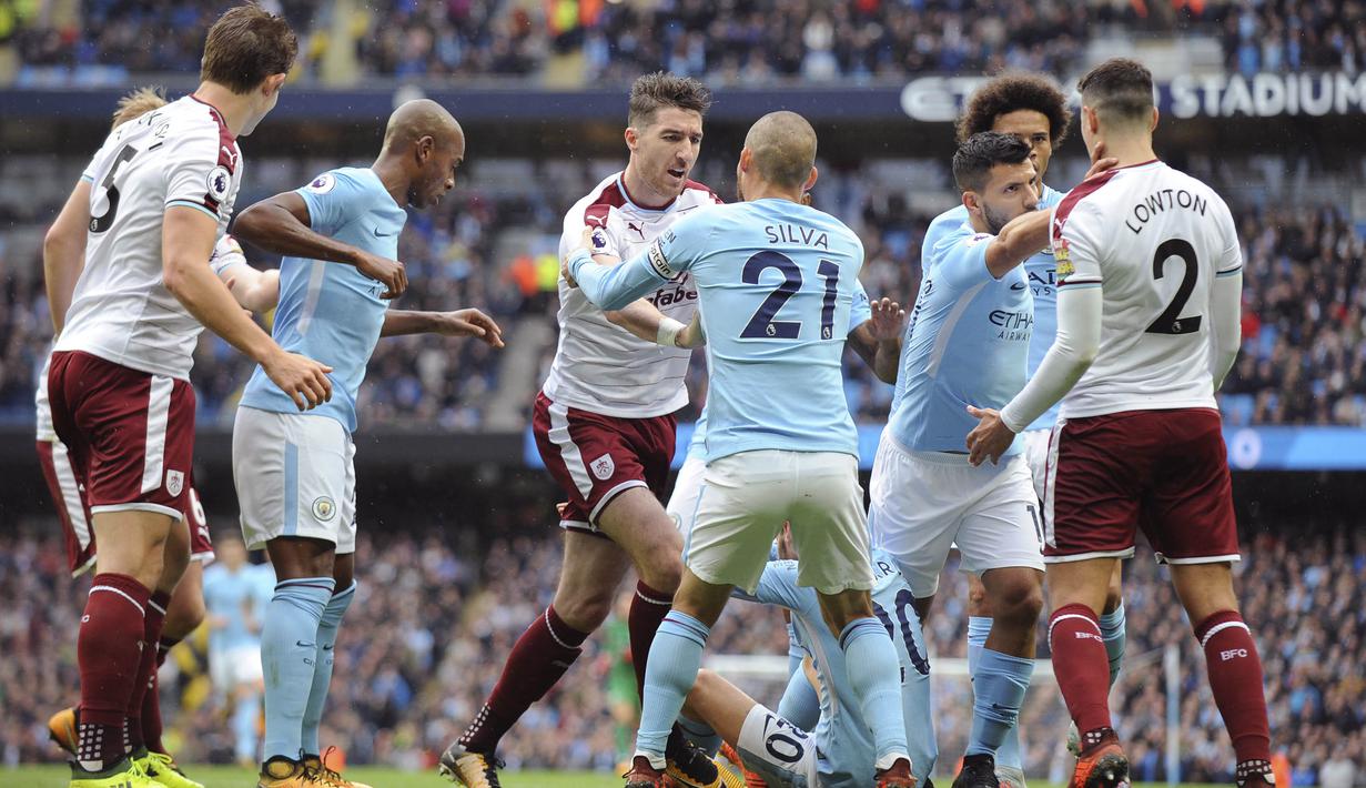 Suasana saat para pemain Manchester City dan Burnley beradu argumen pada laga Premier League di Stadion Etihad, Manchester, Sabtu (21/10/2017). City menang 3-0 atas Burnley. (AP/Rui Viera)