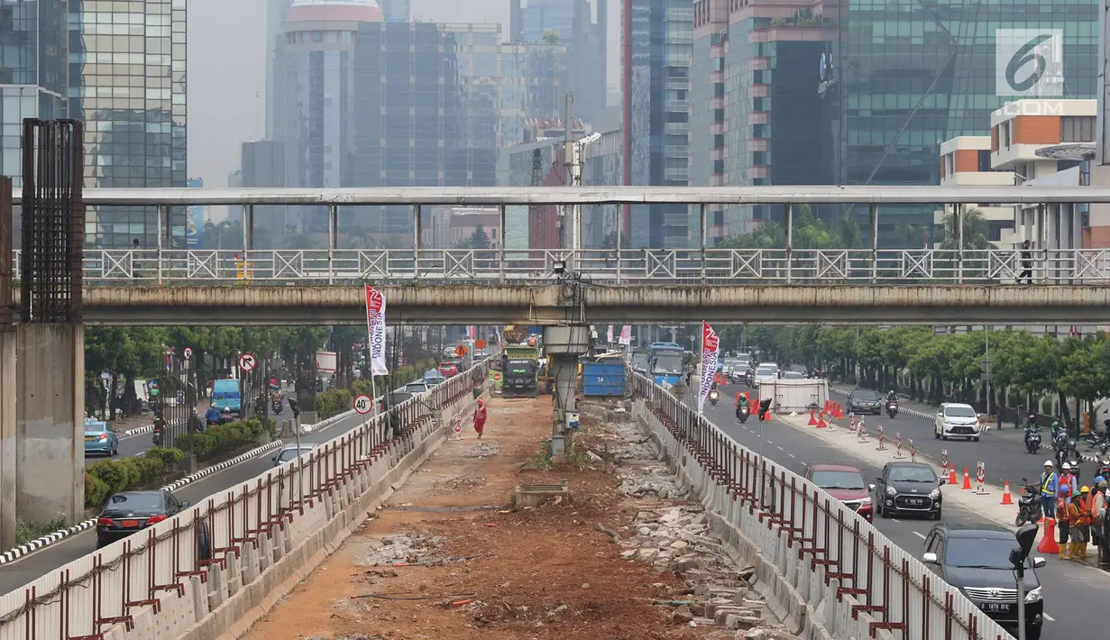 Suasana pembangunan proyek kereta api ringan atau light rail transit (LRT) Cawang-Dukuh Atas di Jalan Rasuna Said, Kuningan, Jakarta, Rabu (9/8). Proyek sepanjang 10,5 km tersebut ditargetkan rampung pada Desember 2018. (Liputan6.com/Immanuel Antonius)