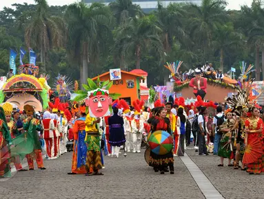 Peserta pawai Jakarnaval 2015 melakukan atraksi dalam menyambut ulang tahun Jakarta ke-488 di Monas, Jakarta, Minggu (7/6/2015). (Liputan6.com/Faisal R Syam)