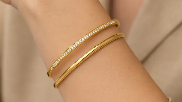Gelang Emas Bangle Tipis untuk Usia 50 Tahun (Foto: ChatGPT)