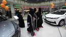 Perempuan Arab Saudi melihat-lihat kendaraan yang dipajang showroom mobil khusus wanita di kota pelabuhan Laut Merah, Jeddah, Kamis (11/1). Showroom mobil khusus wanita tersebut dibuka oleh salah satu perusahaan swasta di Arab Saudi. (Amer HILABI/AFP)