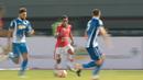 Aksi Pandi Lestaluhu saat melewati adangan para pemain RCD Espanyol pada laga persahabatan di Stadion Patriot, Bekasi, (19/7/2017). Persija kalah 0-7. (Bola.com/Nicklas Hanoatubun)