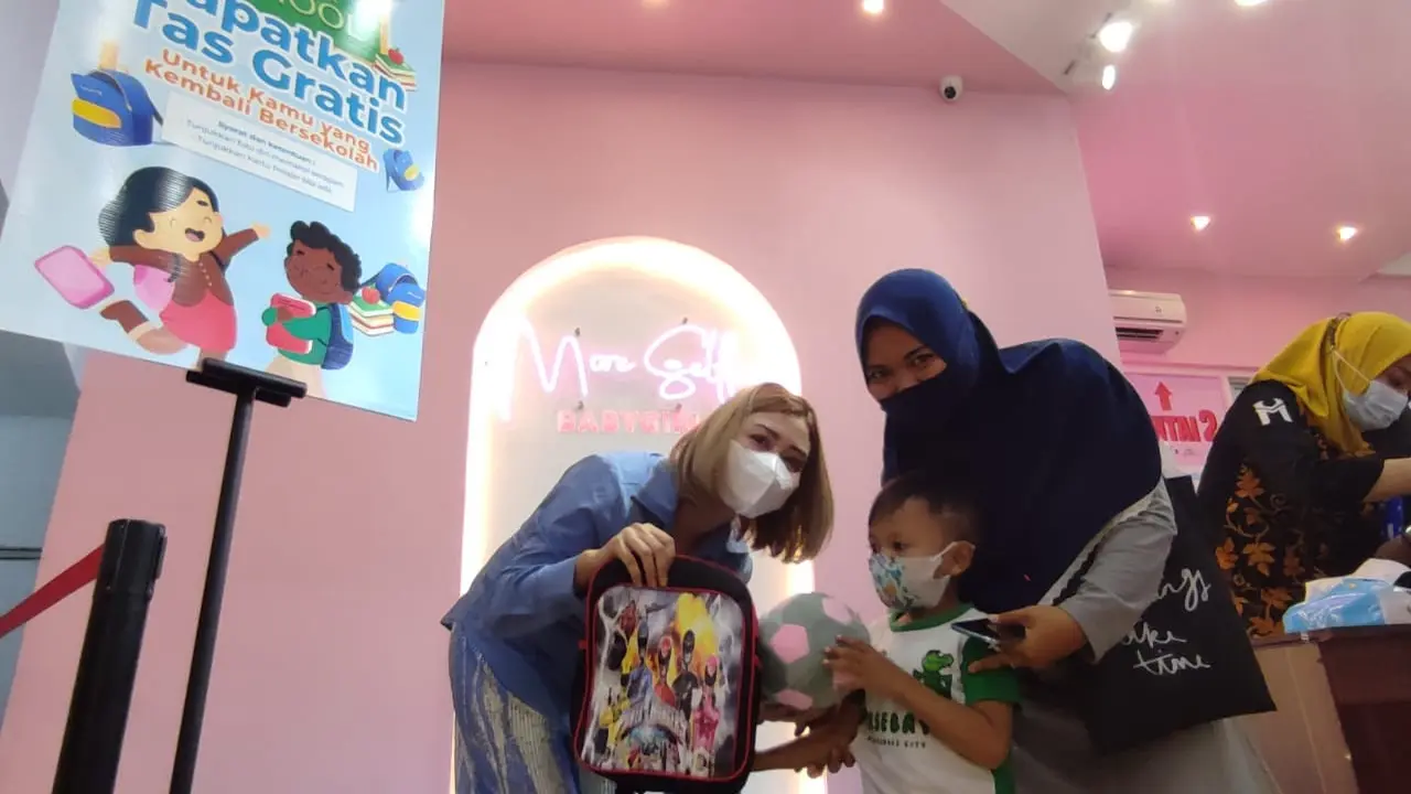 Delvation membagikan ratusan tas sekolah kepada siswa di Surabaya. (Dian Kurniawan/Liputan6.com)