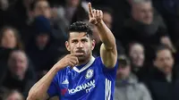 Striker Chelsea, Diego Costa, merayakan gol yang dicetaknya ke gawang Southampton pada laga Premier League di Stadion Stamford Bridge, London, Selasa (25/4/2017). (EPA/Andy Rain)