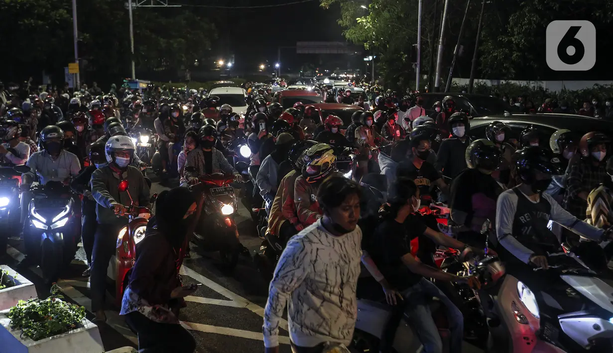 Mobilitas warga saat perayaan malam Tahun Baru di Jakarta, Jumat (31/12/2021). Polda Metro Jaya melakukan pengendalian mobilitas Crowd Free Night (malam bebas keramaian) dengan membubarkan warga yang nekat keluar rumah dan tidak mematuhi aturan. (Liputan6.com/Johan Tallo)