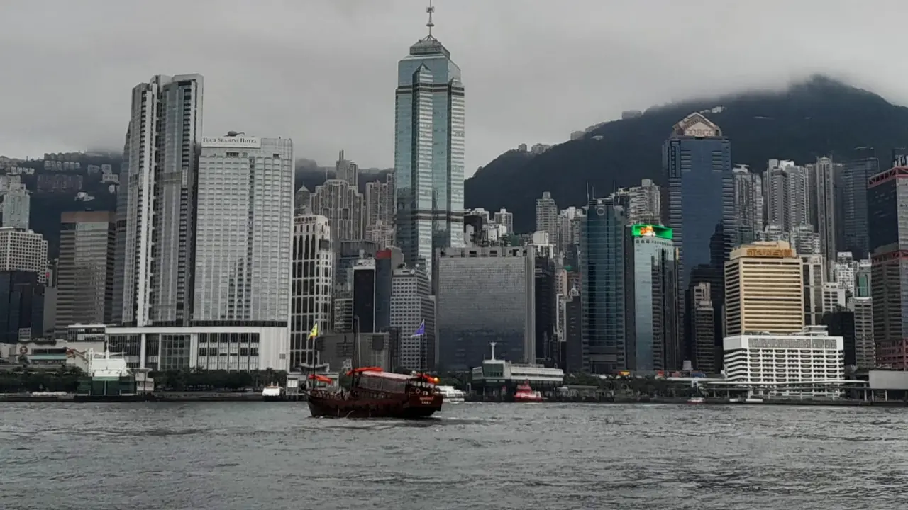 Gedung-gedung tinggi berlatar pegunungan di Hong Kong. (Foto: Liputan6.com/Benedikta Desideria)