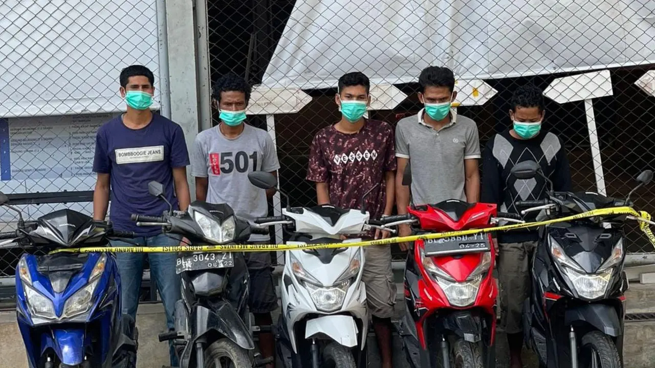 Komploatan curanmor beserta barang bukti yang diamankan polisi (Liputan6.com/Ist)