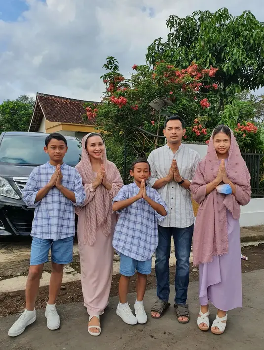 <p>14 tahun menikah, Oka dan Rara dikaruniai tiga orang buah hati. Mereka adalah Akshara Isaka Raia, Narasima Ruga, dan Yuri Kamasuya. [Foto: Instagram.com/rara.wiritanaya]</p>