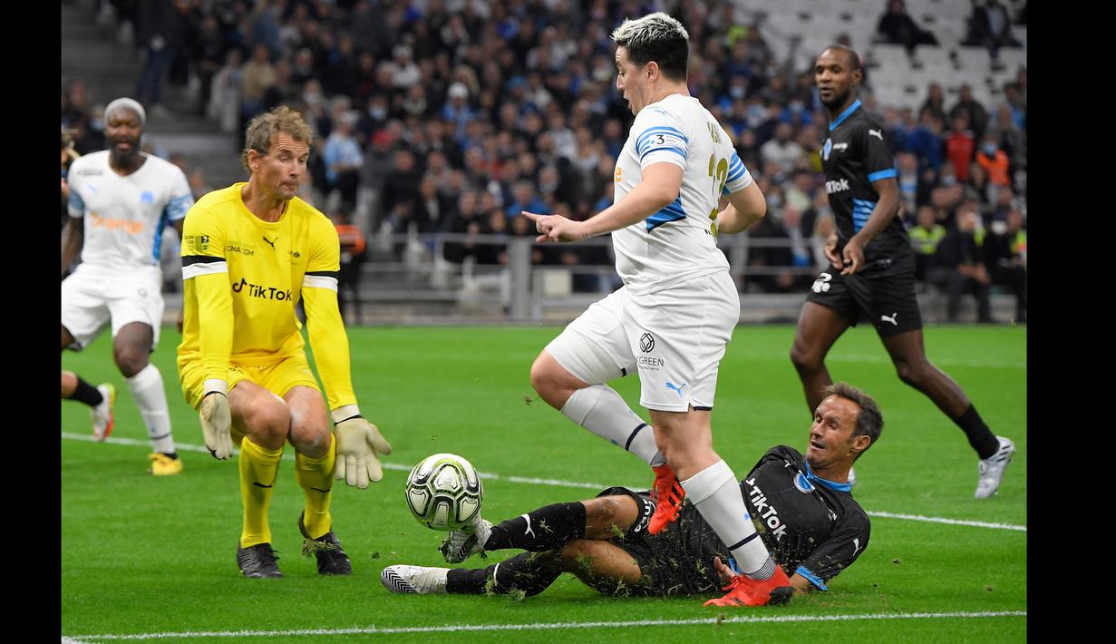 Nasri turut bermain dalam pertandingan amal antara para legenda Marseille dengan tim yang dibentuk oleh UNICEF. Tak pelak, foto-foto Nasri dengan badan gendut pun viral di media sosial. (AFP/Nicolas Tucat)