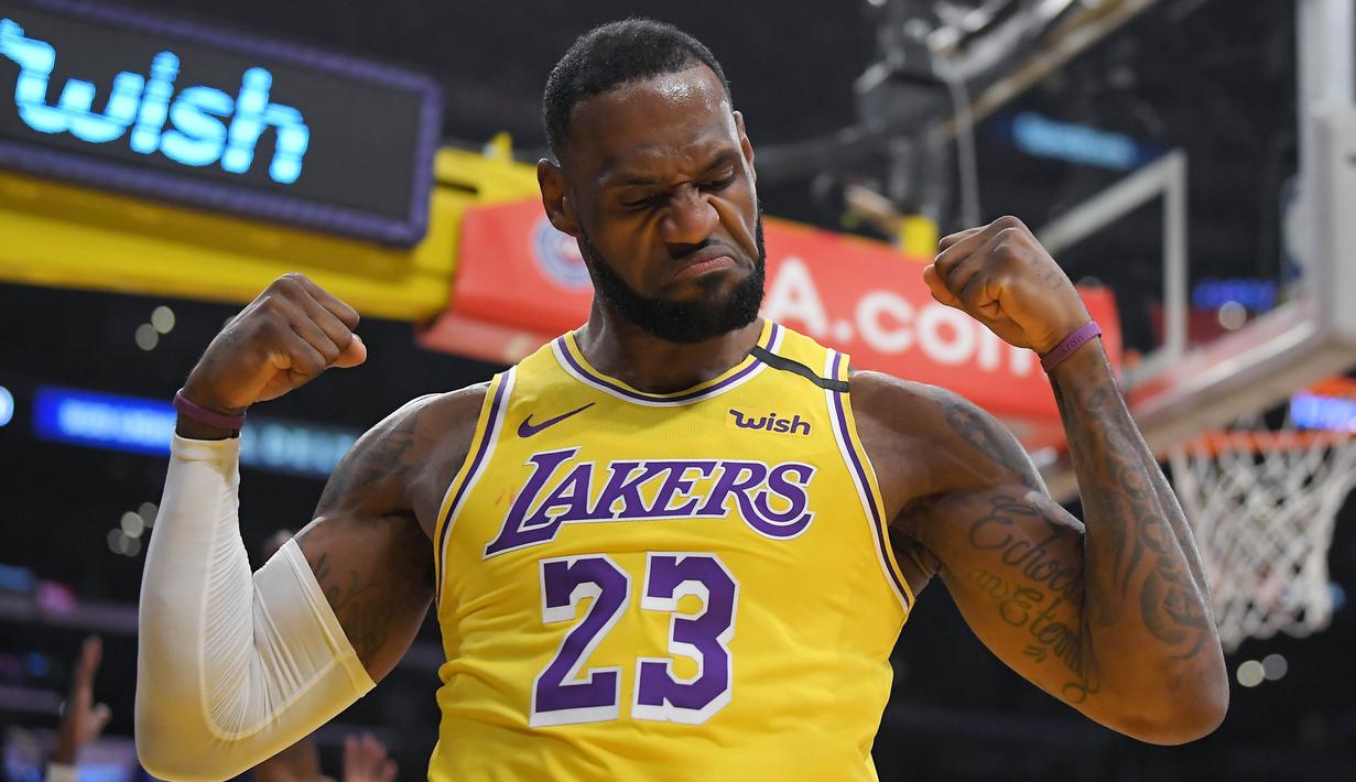 Pebasket Los Angeles Lakers, LeBron James, melakukan selebrasi usai memasukkan bola saat melawan New York Knicks pada laga NBA di Staples Center, Rabu (8/1/2020). LA Lakers  menang 117-87 atas Knicks. (AP/Mark J. Terrill)
