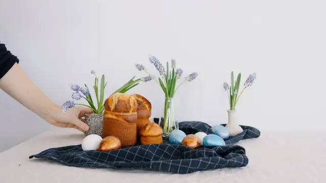 Ilustrasi roti dan telur Paskah