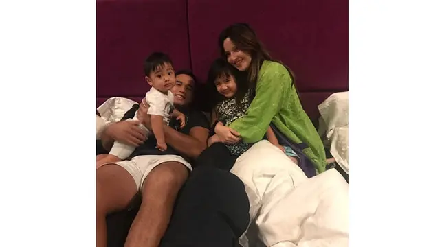 Makan di Pinggir Jalan, Ini 6 Gaya Sederhana Ardi Bakrie saat Asuh Anak