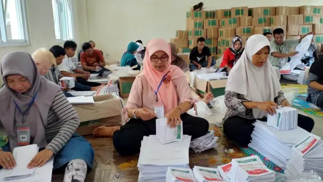 Pelipatan surat suara Pemilu 2019 di gudang KPU Banyumas. (Foto: Liputan6.com/Muhamad Ridlo)