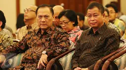 Agus Martowardojo dan Ignasius Jonan saat menghadiri perjanjian kerja sama, Jakarta (13/4). Kerja sama guna mendukung pembangunan ekonomi dan sosial, penyaluran bantuan dan/atau subsidi energi secara elektronik melalui KKS. (Liputan6.com/Angga Yuniar)