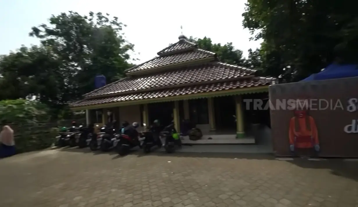 Musala sangat besar berdiri di halaman rumah Mandra yang sangat asri dengan banyak pohon-pohon besar dan kecil. [Youtube/TRANS7 OFFICIAL]