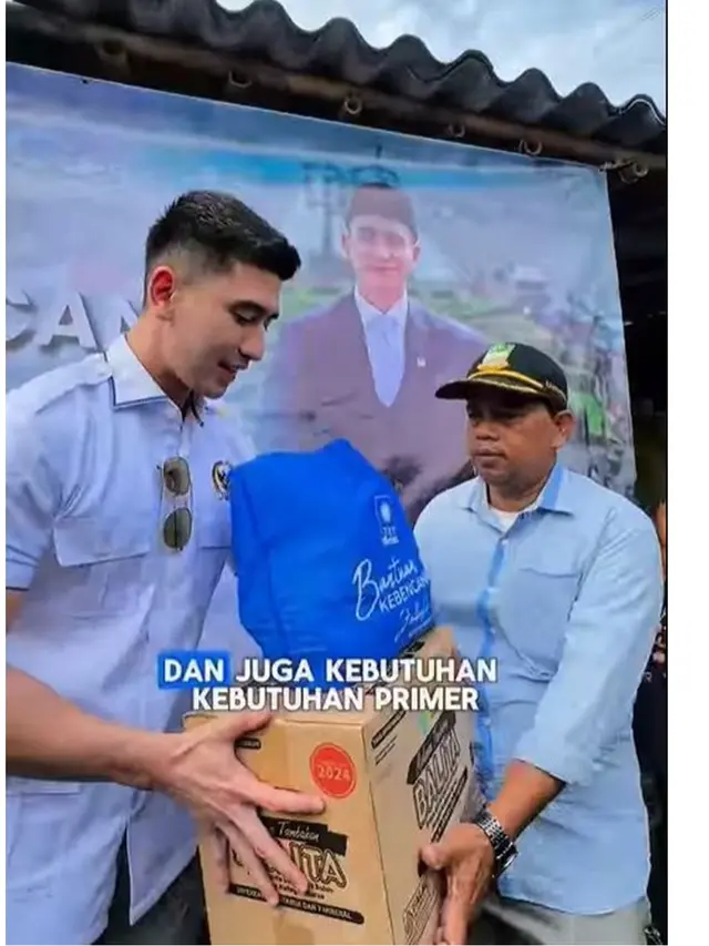 6 Potret Verrell Bramasta Ngabuburit Tinjau Banjir Bekasi, Bantu Warga Terdampak