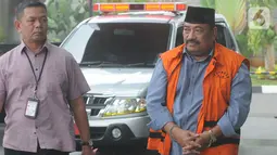 Swasta penyuap Bupati Indramayu Supendi, Carsa AS berjalan akan menjalani pemeriksaan lanjutan di Gedung KPK, Jakarta, Rabu (13/11/2019). Carsa AS diperiksa sebagai saksi untuk tersangka Bupati Indramayu, Supendi mendalami aliran dana suap. (merdeka.com/Dwi Narwoko)