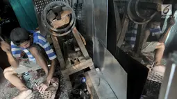 Pekerja menyelesaikan pembuatan oven di salah satu toko kawasan Cawang, Jakarta, Minggu (19/5/2019). Permintaan oven di bulan Ramadan meningkat lantaran untuk digunakan membuat kue kering menjelang Lebaran. (merdeka.com/Iqbal Nugroho)