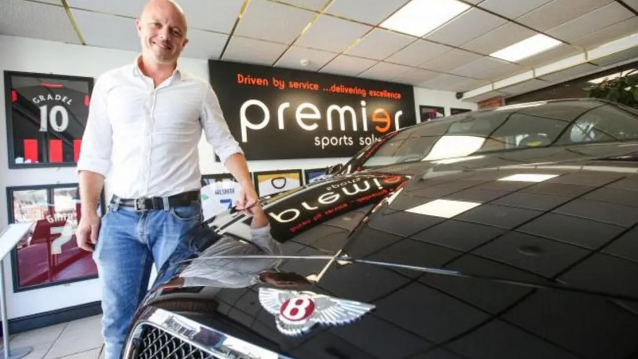 Richard Clark, Andalan Pemain Bola Inggris Mencari Mobil Mewah