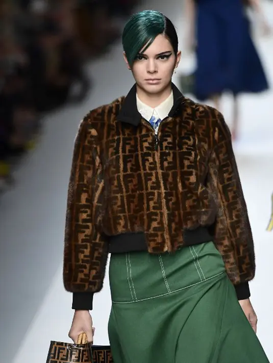 Bukan hanya itu, kabarnya orang tua Kendall Jenner sudah memberikan restu terhadap hubungan anaknya dengan Blake. “Terlebih orang tua Kendall juga sudah menerima Blake,” tambah sumber. (AFP/Miguel Medina)