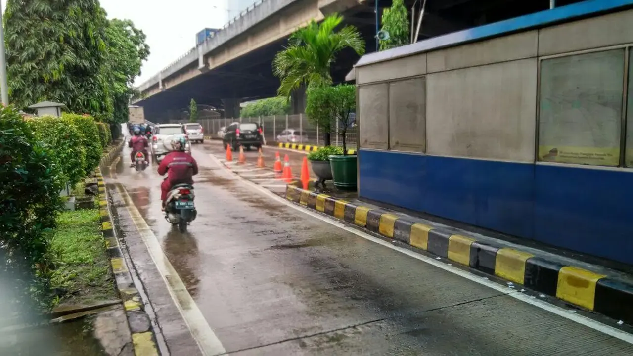 Motor terabas tol