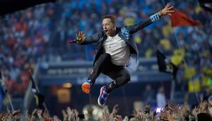 Aksi panggung Chris Martin yang melompat saat tampil di Super Bowl 50 NFL di Santa Clara, California pada tanggal 19 Agustus 2016. (AP Photo/Marcio Jose Sanchez, File)
