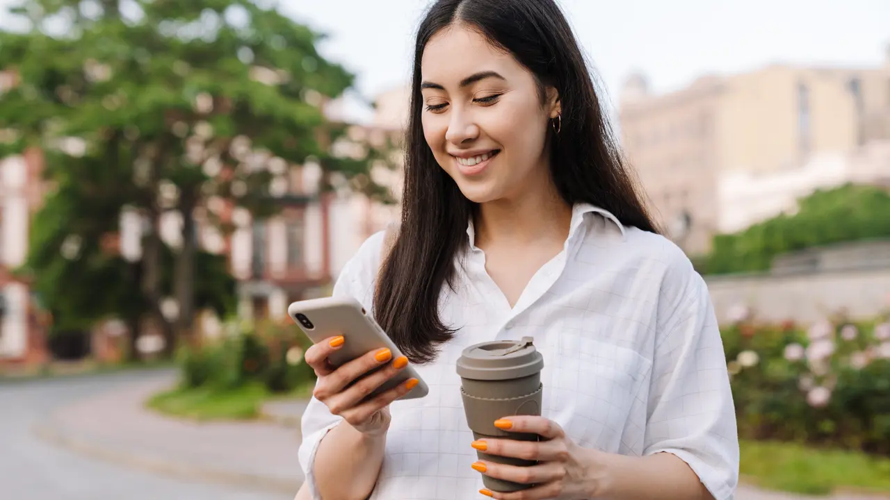 Seorang wanita menggunakan smartphone