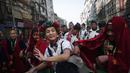 Peserta parade menari saat mengikuti perayaan "Tamu Losar", Kathmandu, Nepal, Jumat (30/12). Parade tersebut digelar untuk menyambut pergantian tahun. (AP Photo / Niranjan Shrestha)