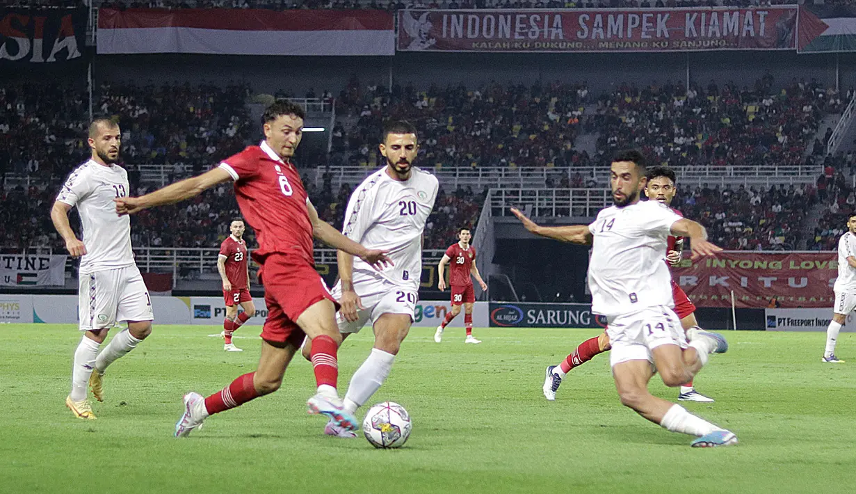 <p>Pemain Timnas Indonesia, Ivar Jenner (kedua kiri), mengontrol bola dibayangi pemain Palestina, Samer S S Jondi (kanan) dalam pertandingan FIFA Matchday yang berlangsung di Gelora Bung Tomo, Rabu (14/6/2023). (Bola.com/Aditya Wany)</p>