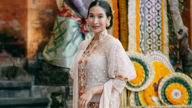 Wajahnya Awet Muda, Intip Potret Cantik Happy Salma saat Kenakan Gaun Batik Panjang