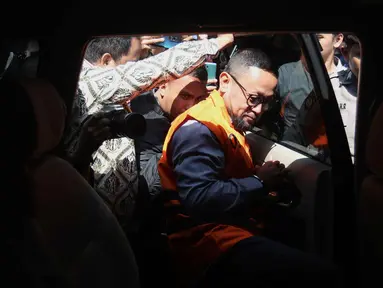 Mantan Staf Khusus Menteri Agama (Menag) periode 2020-2024, Yaqut Cholil Qoumas, Ishfah Abidal Aziz alias Gus Alex masuk ke dalam mobil tahanan usai menjalani pemeriksaan di Gedung Merah Putih Komisi Pemberantasan Korupsi (KPK), Jakarta, Selasa (17/3/2026). (Liputan6.com/Helmi Fithriansyah)
