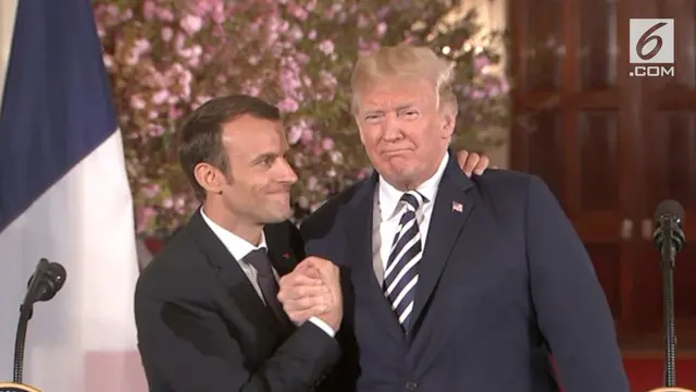 Secara mengejutkan, Donald Trump tiba-tiba saya menyentuh jas Macron untuk membersihkan apa yang diklaimnya ketombe.