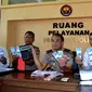 Kapolda Bengkulu Brigjen Pol Coki Manurung menunjukkan barang bukti hasil OTT di Kabupaten Seluma (Liputan6.com/Yuliardi Hardjo)