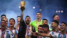 Terbaru, Lionel Messi berhasil menyabet gelar Piala Dunia 2022 bersama Argentina. Mereka mengalahkan Prancis lewat babak adu penalti 4-2 setelah bermain imbang 3-3 sepanjang 120 menit pada laga yang berlangsung di Stadion Lusail, Qatar, Minggu (18/12/2022). La Pulga mencetak dua gol pada laga ini. Selain gelar juara dunia, Messi juga membawa pulang penghargaan pemain terbaik setelah membubuhkan 7 gol dari 7 pertandingan. (AFP/Franck Fife)