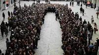 Suasana saat dilakukannya a minute of silence atau hening selama satu menit di Universitas Sorbonne, Paris, Perancis, (16/11/2015).  Hal ini dilakukan sebagai penghormatan bagi korban serangan di Paris lalu. (REUTERS/Stephane de Sakutin) 