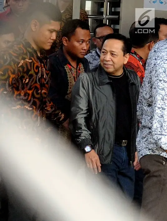 Terpidana kasus korupsi proyek KTP elektronik (E-KTP), Setya Novanto berjalan menuju mobil tahanan dari Rutan KPK, Jakarta, Jumat (4/5). Setya Novanto tampak berpakaian kasual dengan mengenakan T-shirt dan jeans biru. (Merdeka.com/Dwi Narwoko)
