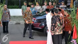 Presiden Joko Widodo saat tiba di kediaman Ketua MPR Zulkifli Hasan untuk mengikuti acara buka puasa bersama di kawasan Widya Chandra, Jakarta, Rabu (15/6). (Liputan6.com/Johan Tallo)