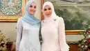 Baju kurung warna biru pastel yang dihiasi lace dan bordir seperti yang dikenakan Anisha Rosnah juga tidak kalah menarik. Lengkapi penampilan dengan hijab pashmina warna senada. [@anishaik.update]