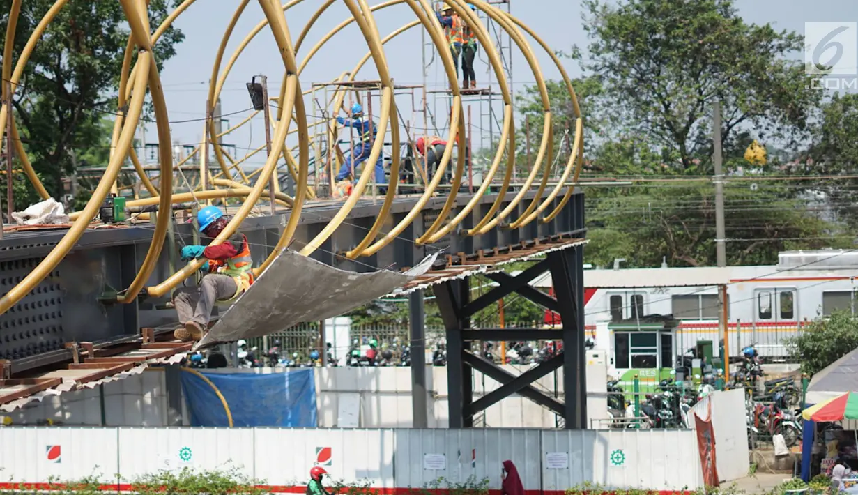 Pekerja menyelesaikan pembangunan Jembatan Penyebaran Orang (JPO) Pasar Minggu di Jakarta Selatan, Kamis (26/9/2019). JPO berdesain artistik senilai Rp 7 miliar tersebut ditargetkan rampung pengerjaannya pada Desember 2019 mendatang. (Liputan6.com/Immanuel Antonius)