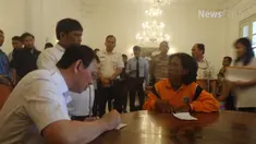 Seorang Pekerja Harian Lepas (PHL) bernama Khotimah (51) menangis saat mengadu kepada Gubernur DKI Jakarta Basuki Tjahaja Purnama atau Ahok. Warga Semper, Jakarta Utara itu mengaku diberhentikan tiba-tiba oleh lurah setempat.