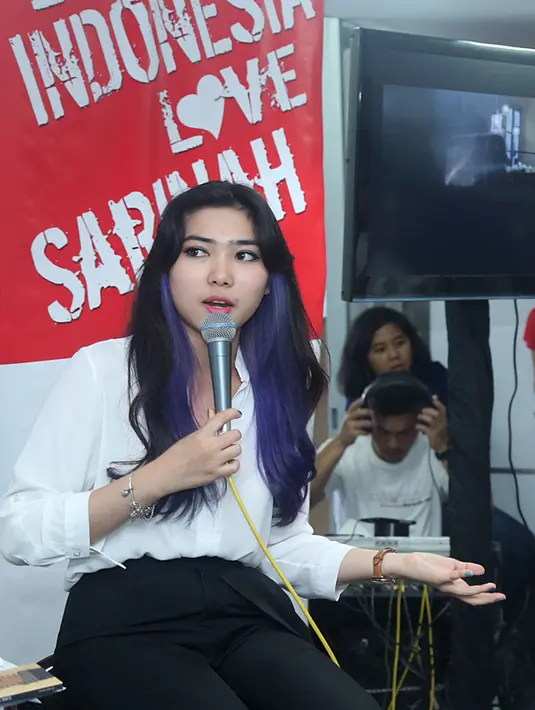 Di tengah kesuksesannya saat ini Isyana Sarasvati tak mau disebut sebagai artis besar, ia bahkan lebih nyaman disebut sebagai musisi dibandingkan artis besar. Karena baginya musisi lebih mementingkan karya dibanding lainnya. (Deki Prayoga/Bintang.com)