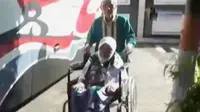 Sebagian di antara calon jemaah haji ini menggunakan kursi roda.