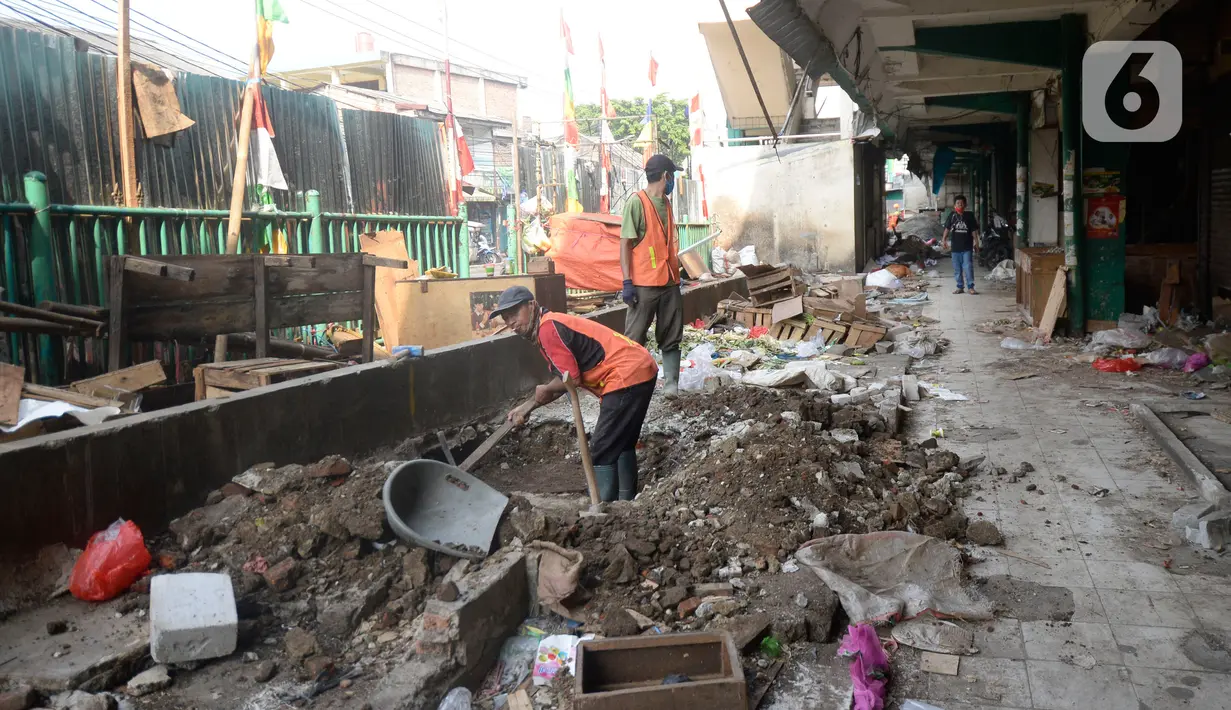 Pekerja mengerjakan pembangunan proyek revitalisasi pasar Ciputat yang sudah tak baik untuk transaksi jual beli, Tangerang Selatan, Jumat (4/9/2020). Pasar Ciputat akan diubah seperti pusat perbelanjaan pasar rakyat yang modern dengan kosep masih tetap pasar tradisional. (merdeka.com/Dwi Narwoko)
